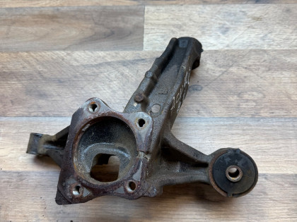 цапфа задняя левая ACV40