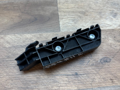 Крепление переднего бампера правое RE4