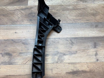 Крепление переднего бампера правое RE4