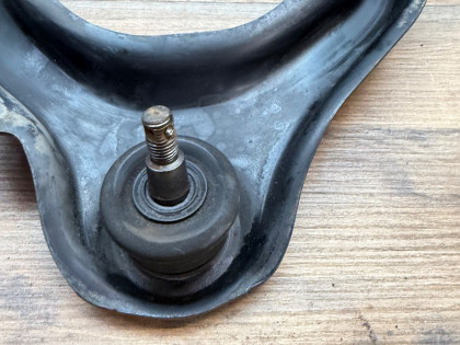 Рычаг передний левый