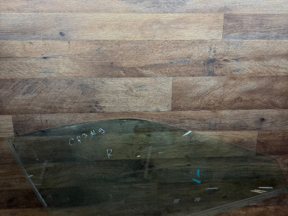 Стекло передней правой двери