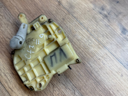 Замок двери передний левый