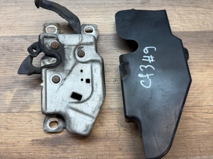 Замок капота