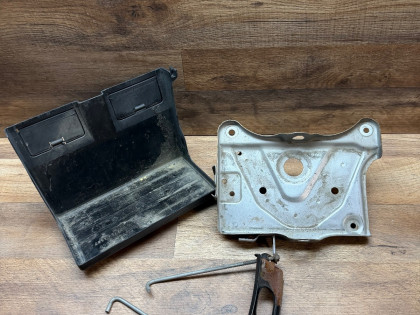 Крепление аккумулятора