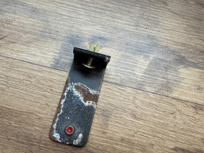 крепление водительского коврика