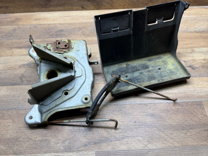 Крепление аккумулятора