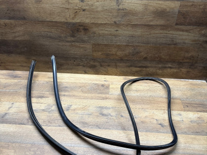 Молдинг лобового стекла