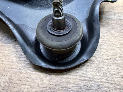 Рычаг передний правый