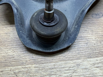 Рычаг передний левый