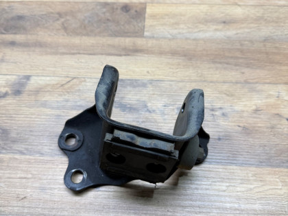 кронштейн правой подушки