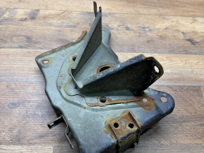 Крепление аккумулятора