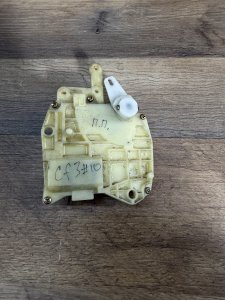 Замок двери акутатор передний правый 72115-S84-A11 HONDA ACCORD
